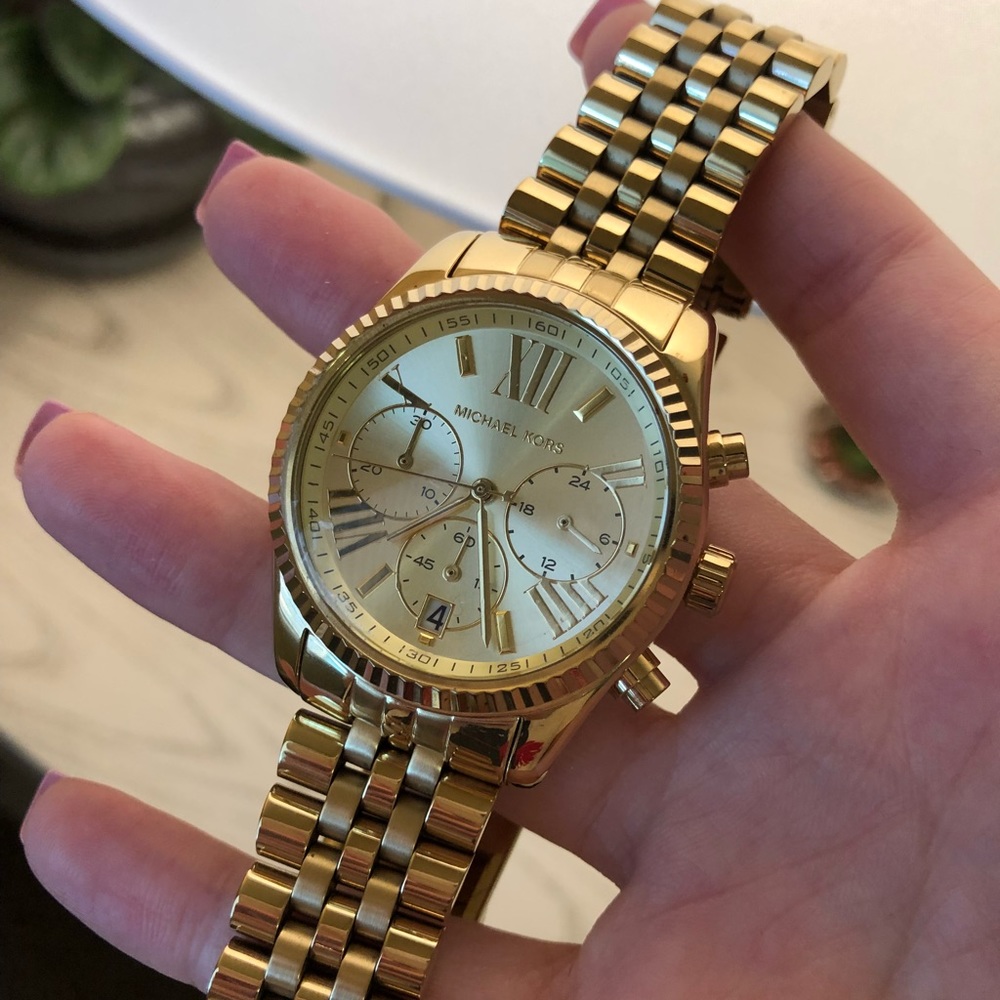 Michael Kors model MK5556 in yellow gold.